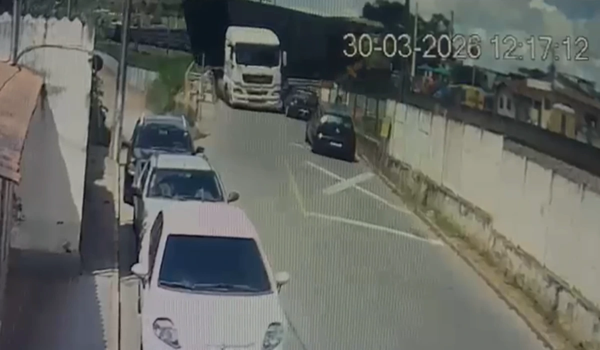 Acidente entre carreta e trem em Carandaí