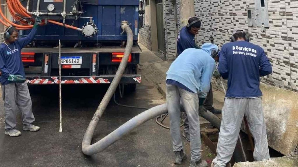 Prefeitura já retirou mais de 67 toneladas de lixo de bocas de lobo em Juiz de Fora em 2026