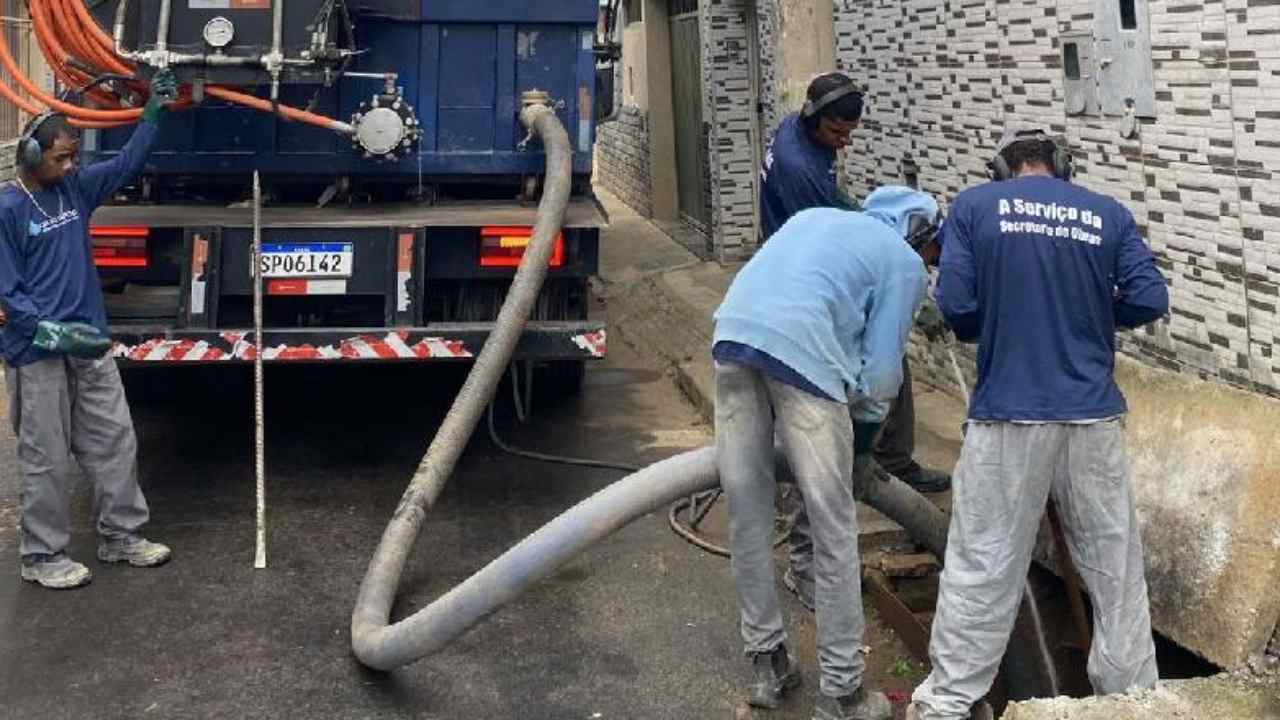 Prefeitura já retirou mais de 67 toneladas de lixo de bocas de lobo em Juiz de Fora em 2026