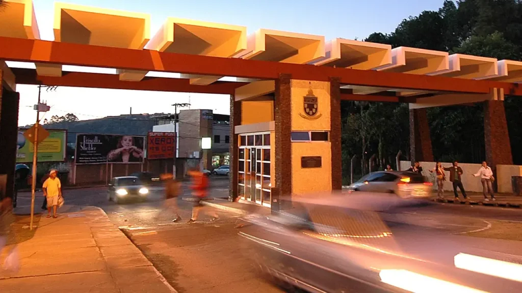UFJF rompe com terceirizada e quase 50 trabalhadores são demitidos 10 UFJF transito intenso na segunda feira