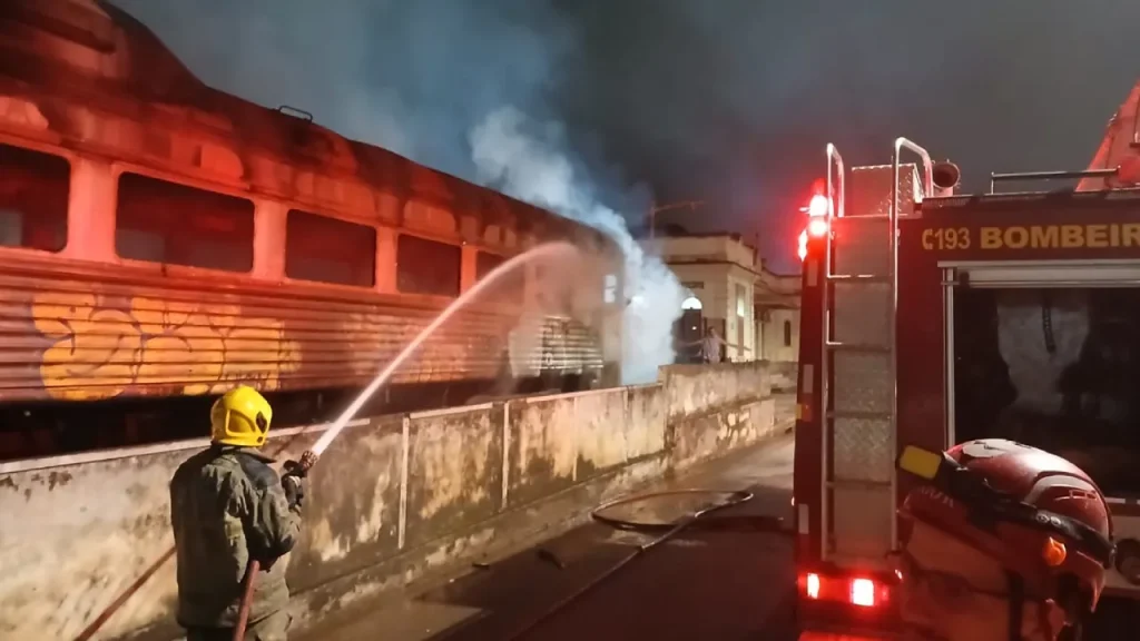 Incêndio atinge vagão ferroviário abandonado na antiga Estação Mariano Procópio