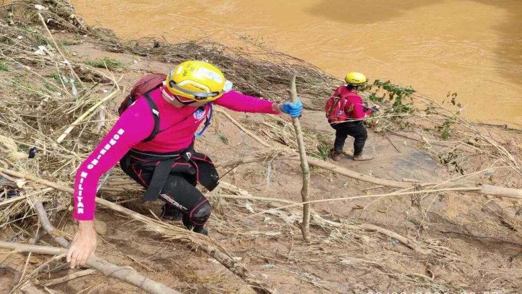 Bombeiros mantêm buscas por pessoa desaparecida em Ubá
