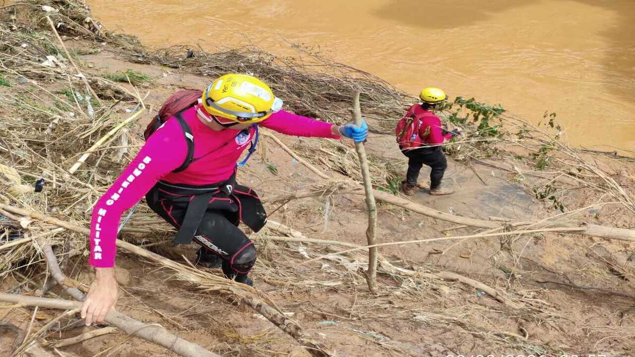 Bombeiros mantêm buscas por pessoa desaparecida em Ubá