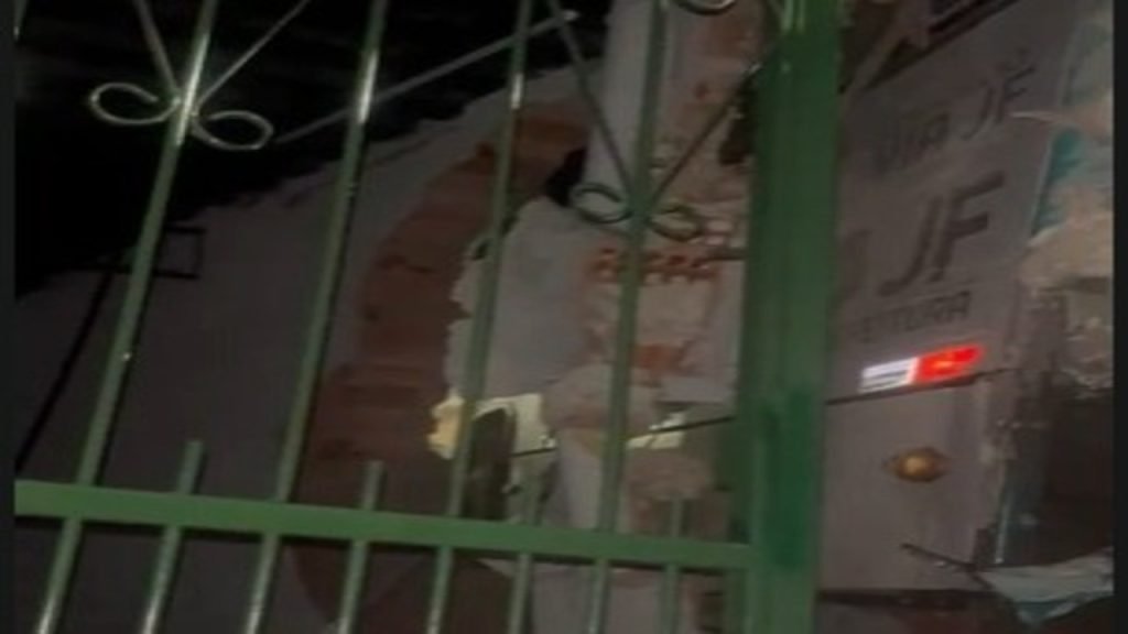 Ônibus atinge muro de casa no bairro São Judas Tadeu em Juiz de Fora