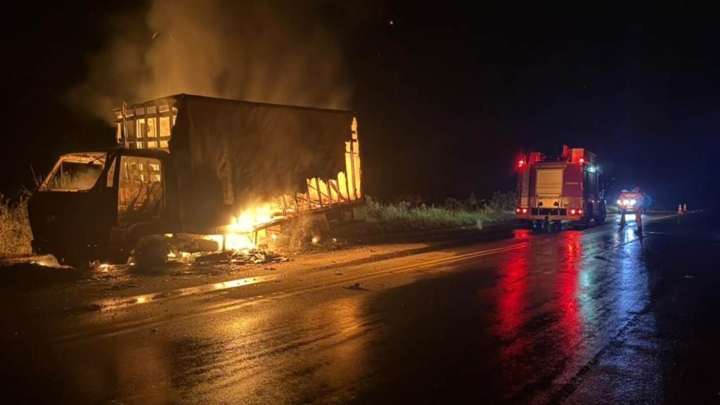 Caminhão pega fogo após impacto em buraco na LMG-3085, em Juiz de Fora
