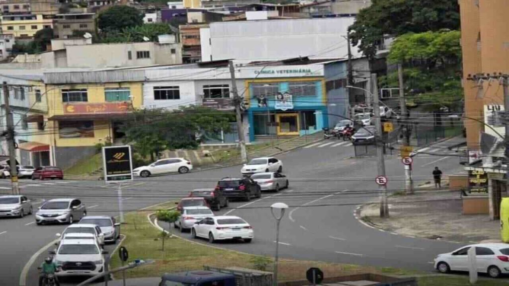 Prefeitura atribui atraso ao período de chuvas Procurada, a Prefeitura de Juiz de Fora informou que o projeto de urbanização já foi concluído, mas que a execução depende do fim do período chuvoso. Segundo o município, a decisão busca garantir mais segurança e qualidade durante a realização das obras. “O projeto já está pronto e o Executivo aguardará o fim do período chuvoso para iniciar a execução com segurança e qualidade”, informou em nota. Ainda não há, no entanto, uma data definida para o início das intervenções, o que mantém a situação inalterada meses após a retirada da estrutura anterior. Projeto prevê mudanças no trânsito e no ponto de ônibus De acordo com o que foi apresentado anteriormente pela Prefeitura, a proposta inclui a ampliação do canteiro central, reorganização do trânsito e melhorias na circulação de pedestres no entorno do trevo. Uma das principais mudanças previstas é o reposicionamento do ponto de ônibus, justamente para reduzir os riscos associados à atual localização em curva. A intervenção, segundo o município, atende a uma demanda antiga de moradores da região. Sem o início das obras, porém, as condições que motivaram a intervenção permanecem, e o local segue operando sem as melhorias anunciadas.