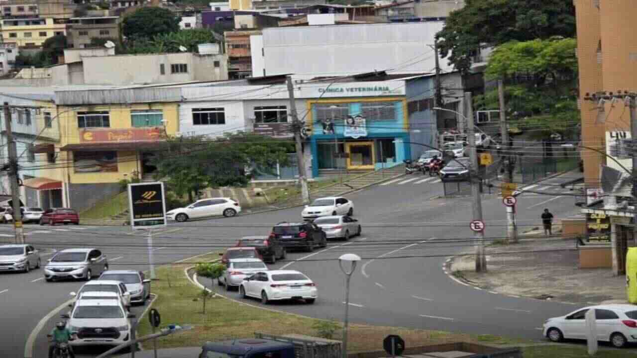Prefeitura atribui atraso ao período de chuvas Procurada, a Prefeitura de Juiz de Fora informou que o projeto de urbanização já foi concluído, mas que a execução depende do fim do período chuvoso. Segundo o município, a decisão busca garantir mais segurança e qualidade durante a realização das obras. “O projeto já está pronto e o Executivo aguardará o fim do período chuvoso para iniciar a execução com segurança e qualidade”, informou em nota. Ainda não há, no entanto, uma data definida para o início das intervenções, o que mantém a situação inalterada meses após a retirada da estrutura anterior. Projeto prevê mudanças no trânsito e no ponto de ônibus De acordo com o que foi apresentado anteriormente pela Prefeitura, a proposta inclui a ampliação do canteiro central, reorganização do trânsito e melhorias na circulação de pedestres no entorno do trevo. Uma das principais mudanças previstas é o reposicionamento do ponto de ônibus, justamente para reduzir os riscos associados à atual localização em curva. A intervenção, segundo o município, atende a uma demanda antiga de moradores da região. Sem o início das obras, porém, as condições que motivaram a intervenção permanecem, e o local segue operando sem as melhorias anunciadas.