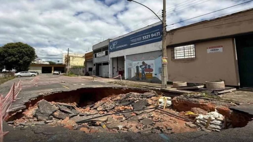 Cratera aberta em rua do Poço Rico causa transtornos a moradores e comerciantes 3 Cratera aberta em rua do Poço Rico causa transtornos a moradores e comerciantes