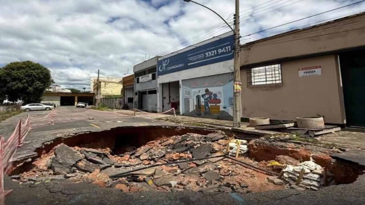 Cratera aberta em rua do Poço Rico causa transtornos a moradores e comerciantes