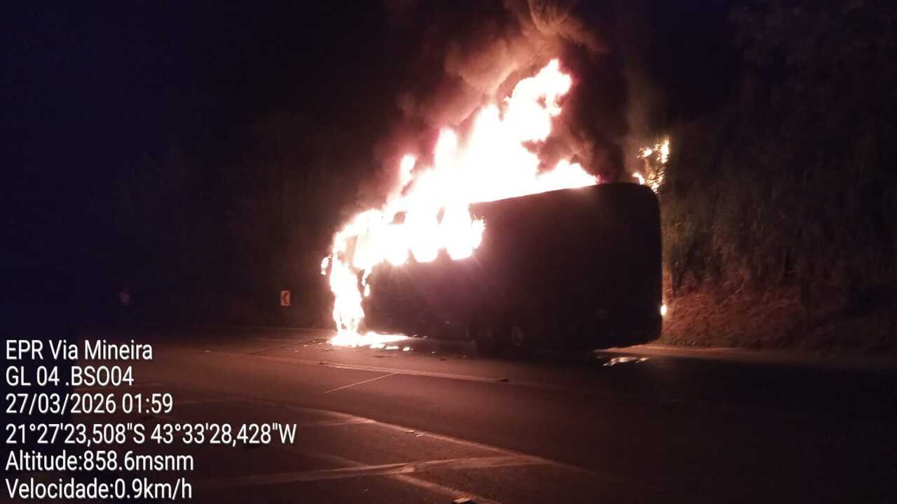Ônibus pega fogo após acidente com motocicleta na BR-040, em Santos Dumont