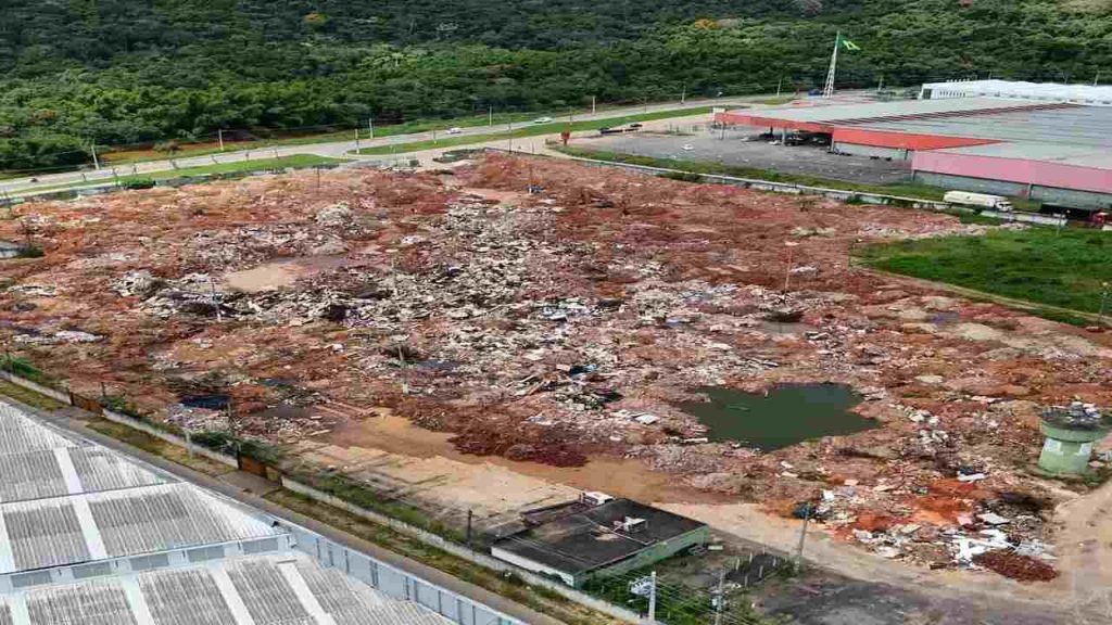 Descarte de terra no antigo Parque de Exposições gera reclamações de moradores no Jóquei Clube 7 Descarte de terra no antigo Parque de Exposições gera reclamações de moradores no Jóquei Clube