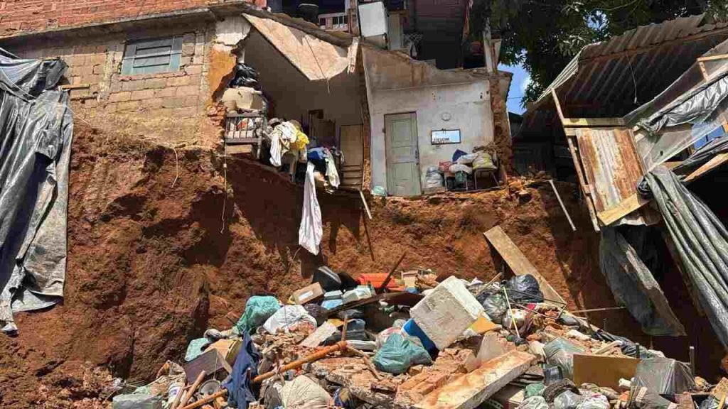 Desabamento parcial de residência é registrado no bairro São Pedro