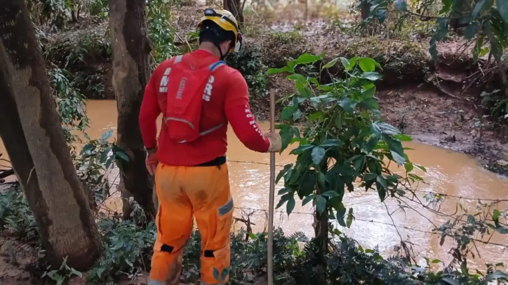 Bombeiros ainda buscam uma vítima desaparecida pelas chuvas em Ubá 5 bombeiros busca uba vitima