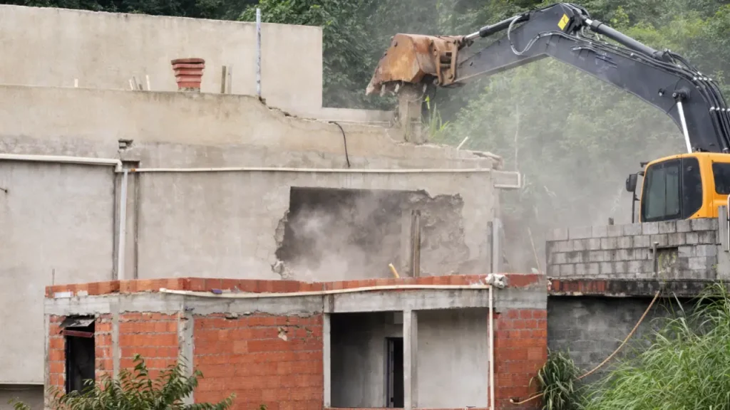 demolicao casa graminha