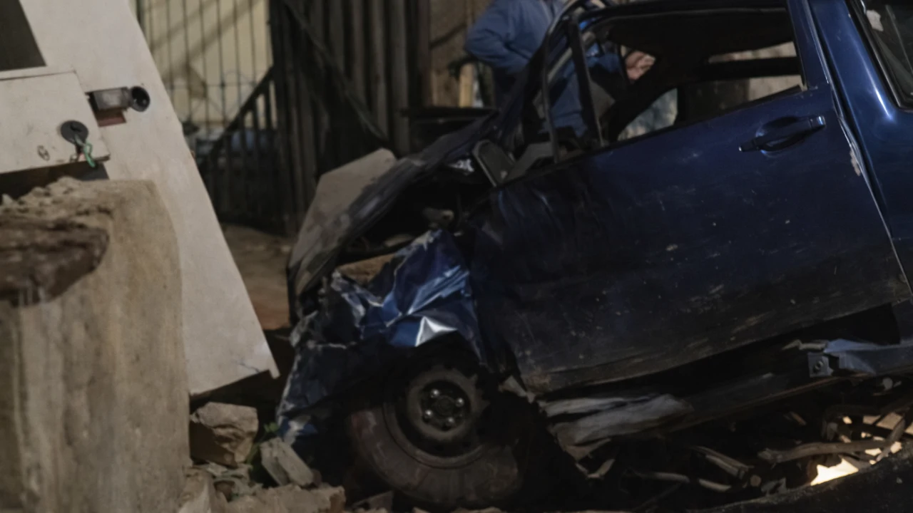 Motorista sem habilitação é preso após bater carro contra muro de casa no Bonfim, em Juiz de Fora