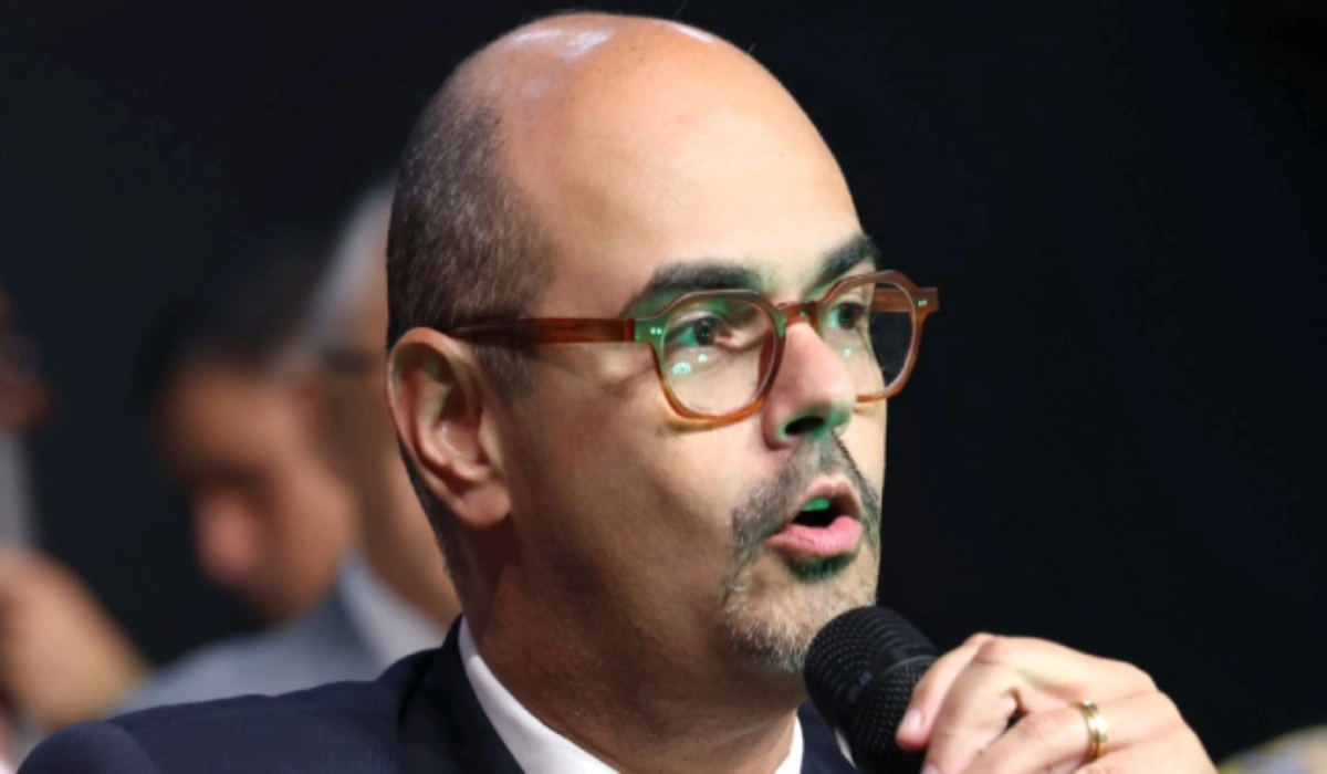 Governador de Minas Mateus Simões transfere capital para Ubá