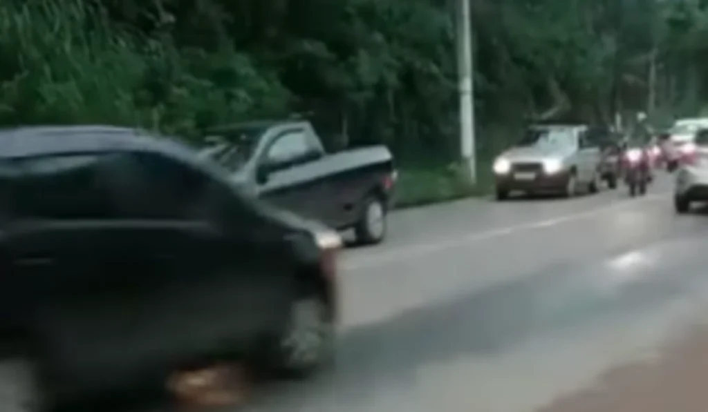 Movimento de carros na subida para o Borboleta, em Juiz de Fora