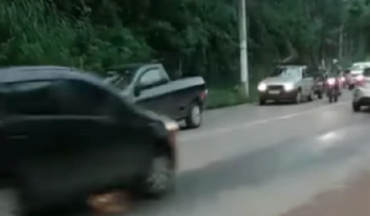 Movimento de carros na subida para o Borboleta, em Juiz de Fora