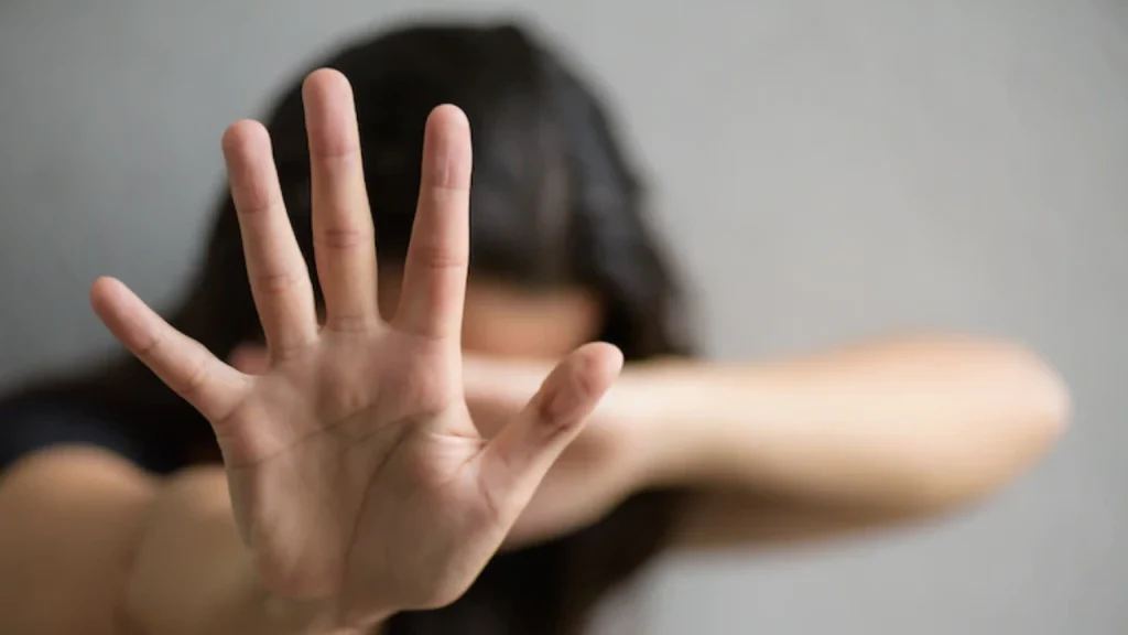 Homem descumpre medida protetiva, agride, rouba e ameaça ex-mulher em Juiz de Fora 3 violencia mulher ex-mulher