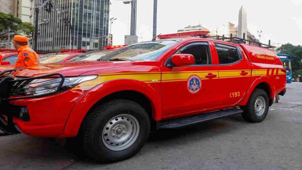 Carro é destruído por incêndio em garagem no Bairro Industrial, em Juiz de Fora