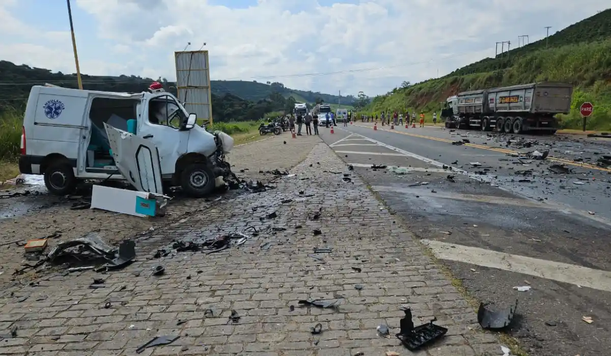 acidente entre ambulância e carreta deixou 1 morto em Divino