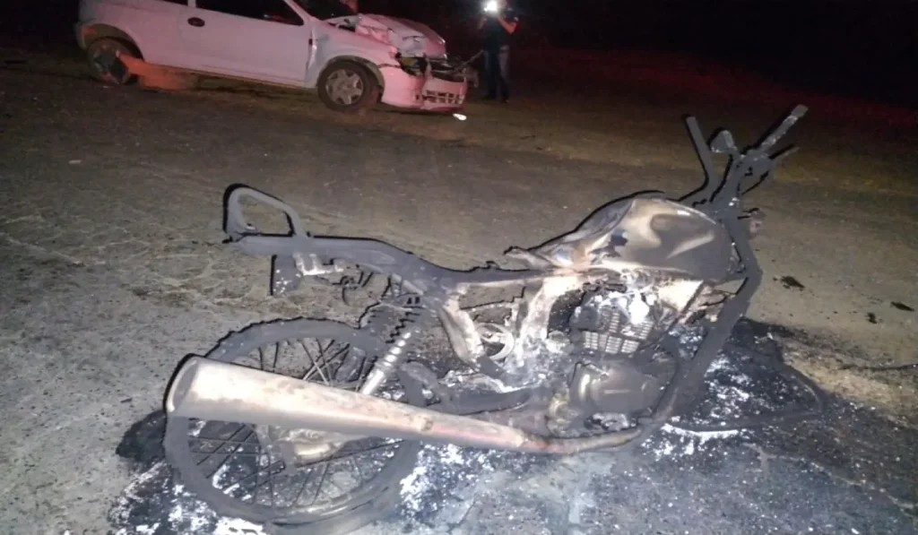 Acidente termina com moto carbonizada e 2 feridos na MG-133 10 acidente na mg-133, em Rio Pomba