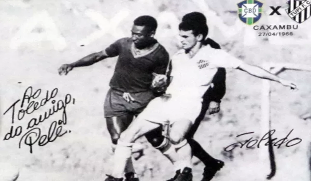 Toledinho e Pelé no amistoso entre Tupi e Seleção Brasileira, em 1966