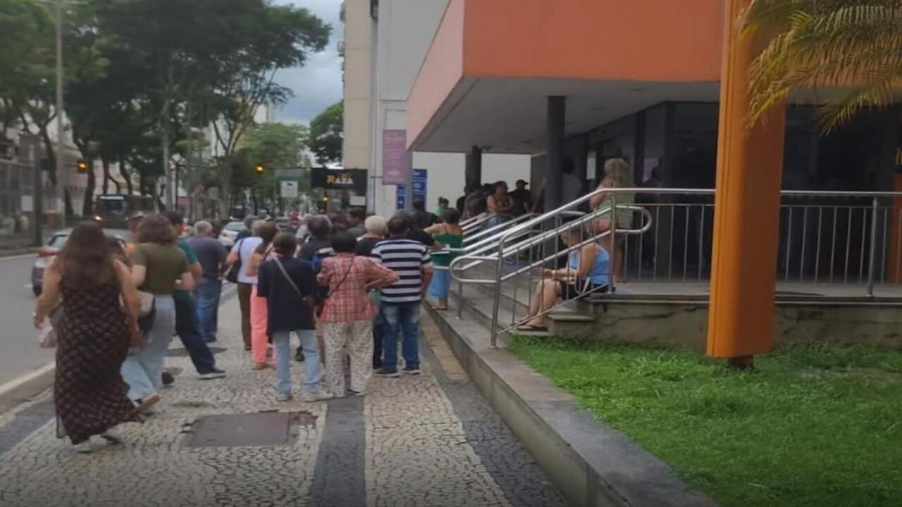 Filas em agências bancárias aumentam em Juiz de Fora por mudanças no pagamento do INSS