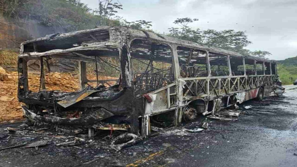 Ônibus pega fogo e é destruído pelas chamas em Juiz de Fora viação paraibuna