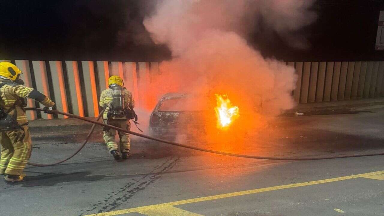 Incêndio atinge carro e mobiliza bombeiros no Granjas Betânia, em Juiz de Fora