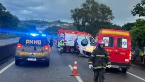 Capotamento na BR-040 deixa homem morto e dois feridos em Barbacena