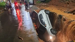 Carro cai em cratera no Borboleta após chuvas fortes em Juiz de Fora