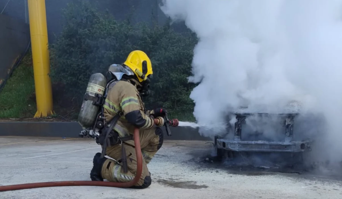incêndio em carro no estacionamento do supermercados BH em Juiz de Fora