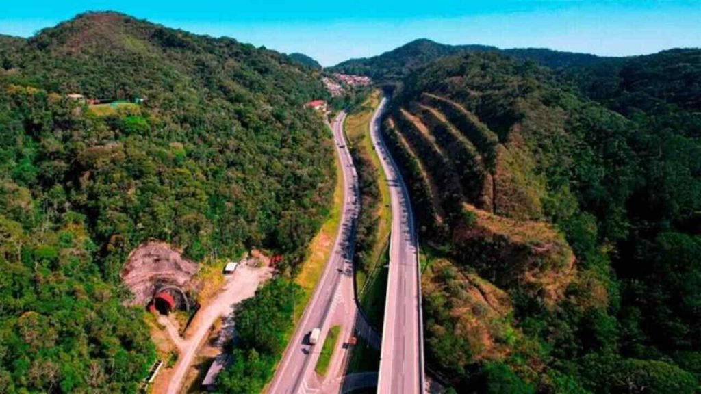 BR-040 deve receber mais de 300 mil veículos entre Juiz de Fora e Rio no feriado da Semana Santa