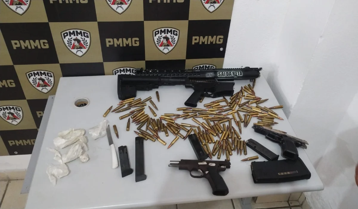 fuzil, drogas e outras armas foram apreendidas pela Polícia Militar, na BR-040, em Juiz de Fora
