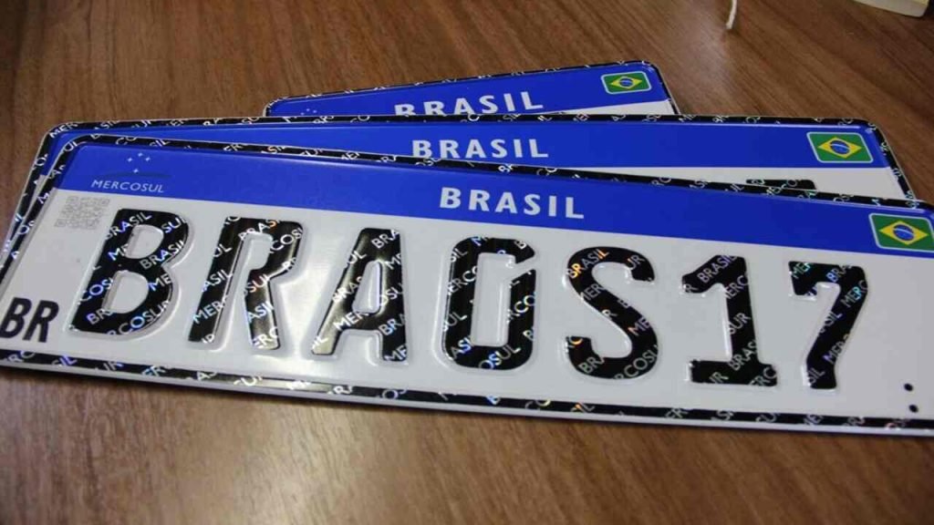 Cidades e estados podem voltar às placas de veículos no Brasil após avanço de projeto no Congresso