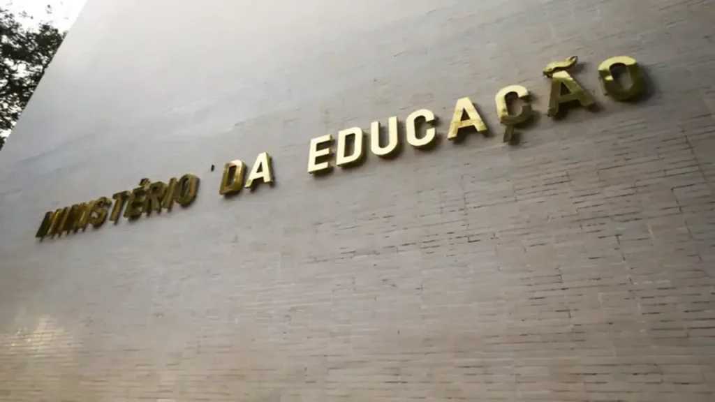 Licenciaturas 100% EAD serão encerradas até 2027 após baixa no desempenho de estudantes, anuncia MEC 9 Licenciaturas 100% EAD serão encerradas até 2027 após baixa no desempenho de estudantes, anuncia MEC