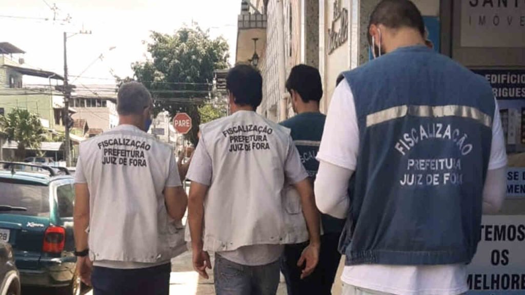 Vigilância Sanitária interdita açougue em Santa Terezinha e apreende 2,4 toneladas de alimentos impróprios em Juiz de Fora