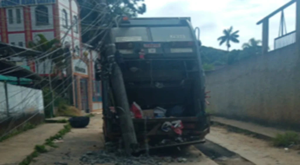 Gari tem perna amputada após caminhão bater em poste, em Juiz de Fora 3 Acidente gari no bairro filgueiras em Juiz de Fora