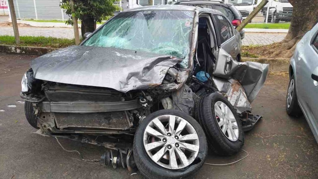 Acidente entre três carros deixa feridos e mobiliza resgate na BR-116