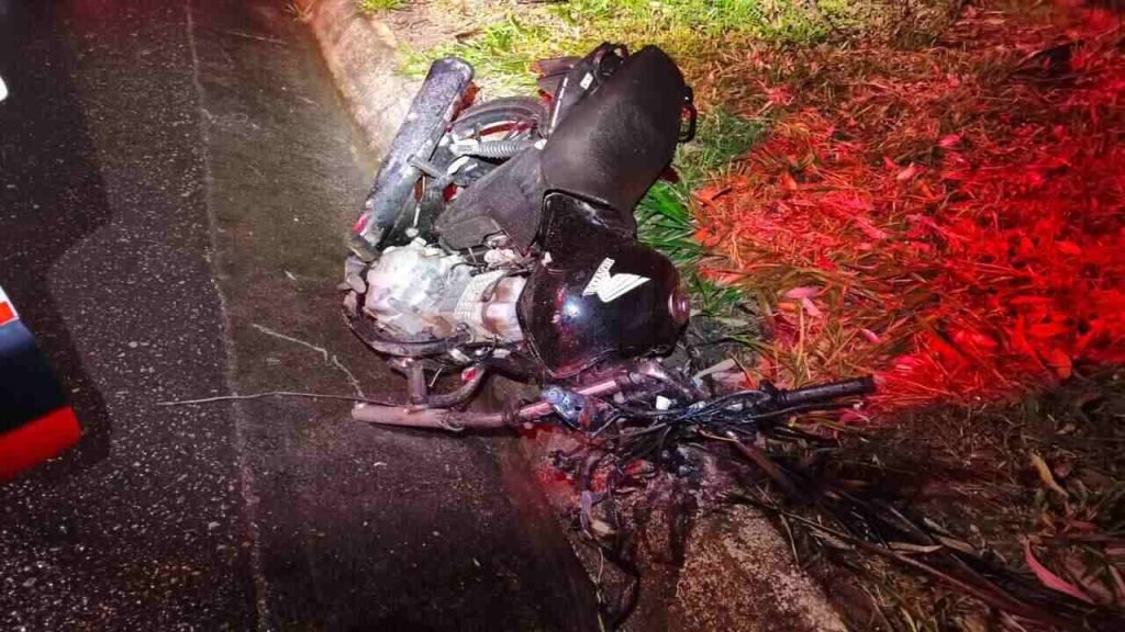 Acidente entre carro e moto deixa duas pessoas mortas na BR-265
