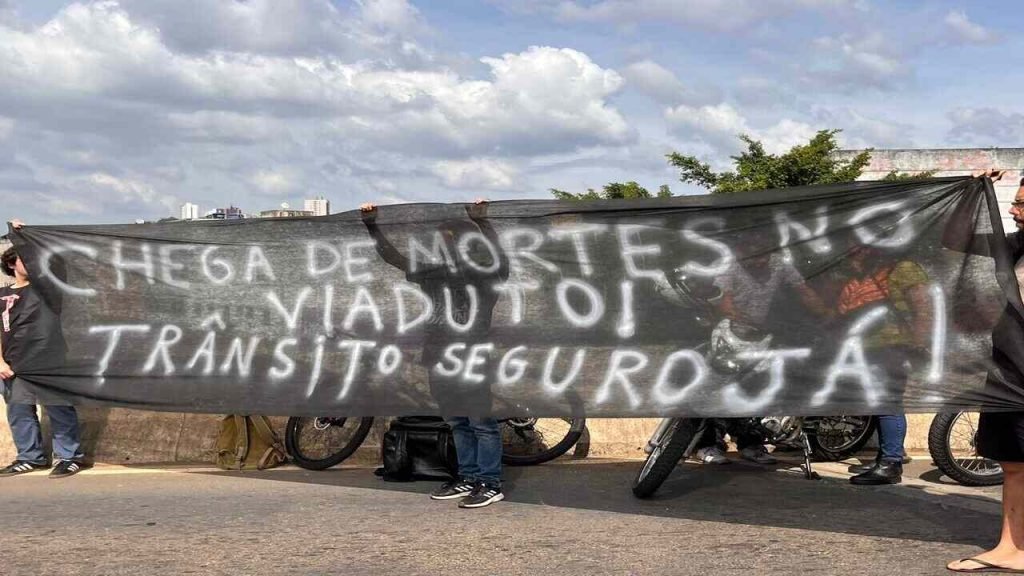 Entregadores realizam manifestação no Viaduto Roza Cabinda em Juiz de Fora e cobram melhorias de segurança