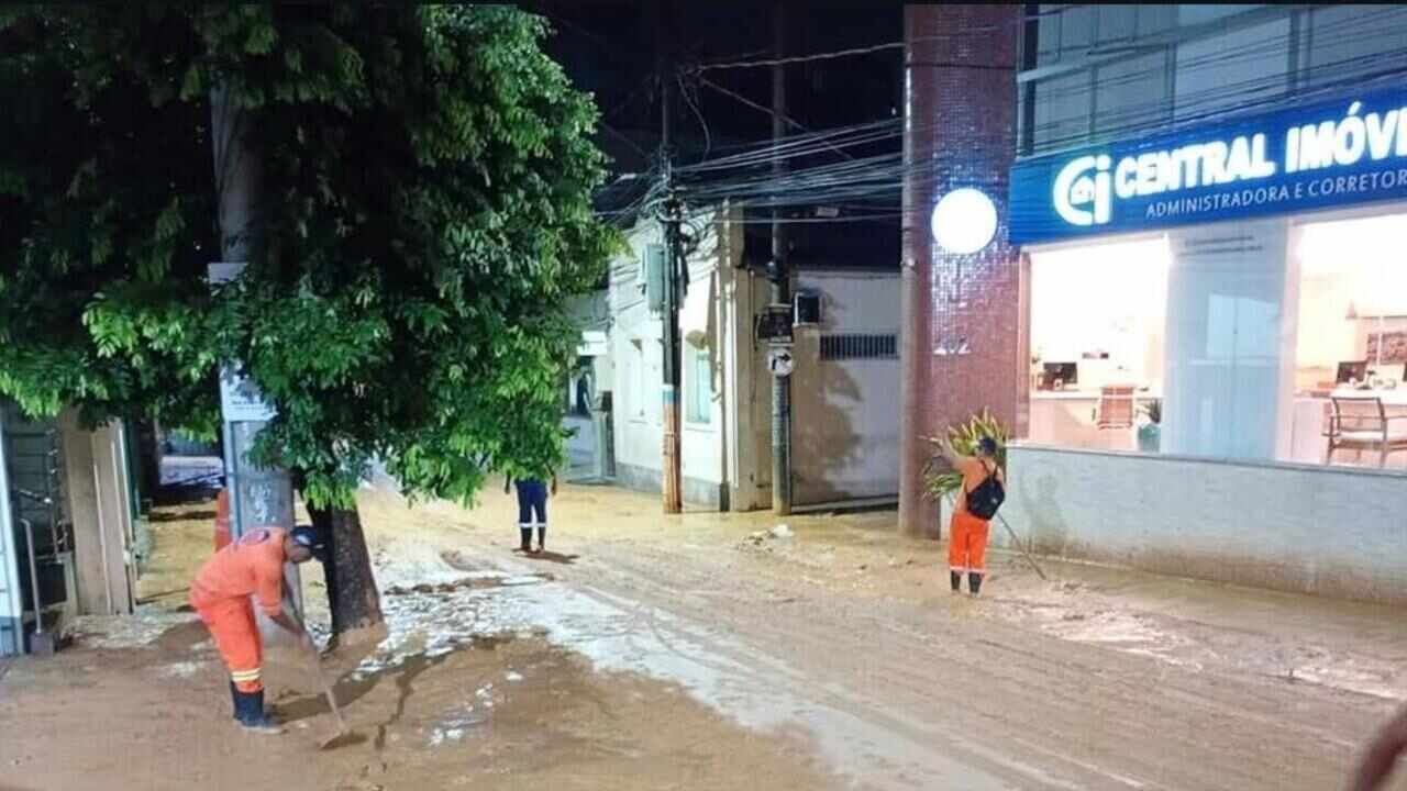 orte tempestade provoca alagamentos e deixa ruas cobertas de lama em Muriaé