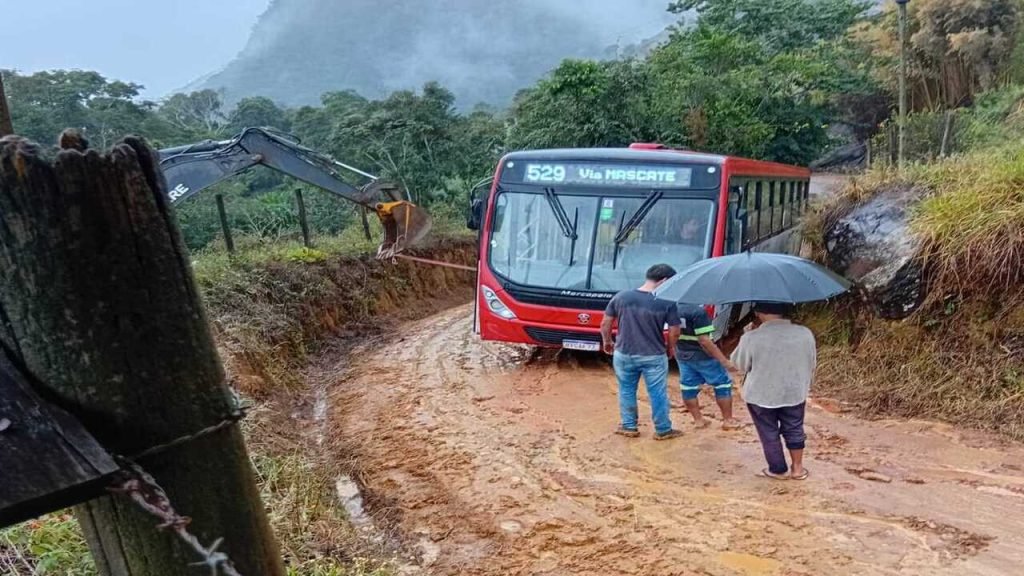 Ônibus atola após chuva e Prefeitura suspende parte da linha 529 em Juiz de Fora