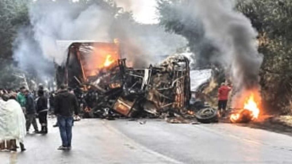 Crianças estão entre mortos em acidente com ônibus e carreta que pegaram fogo na BR-251 6 Crianças estão entre mortos em acidente com ônibus e carreta