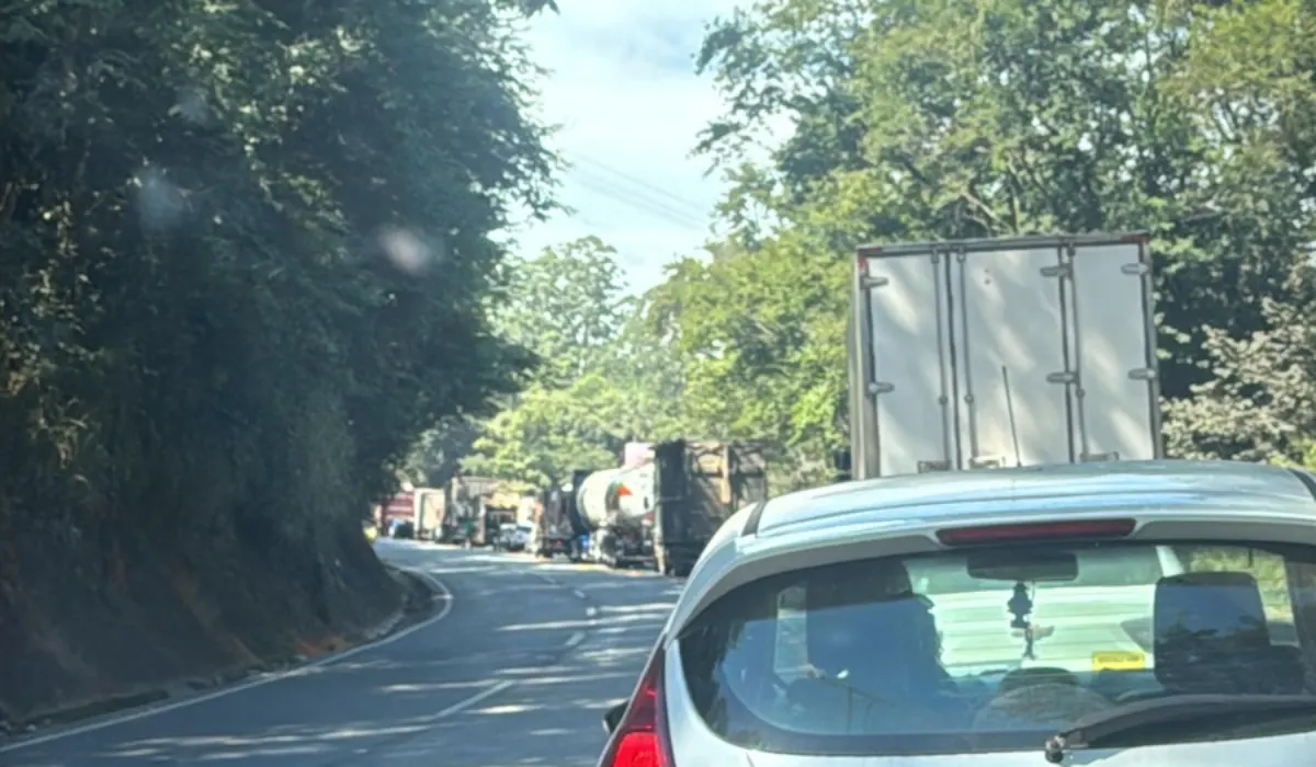 Acidente com produtos perigosos na BR-040 em Juiz de Fora