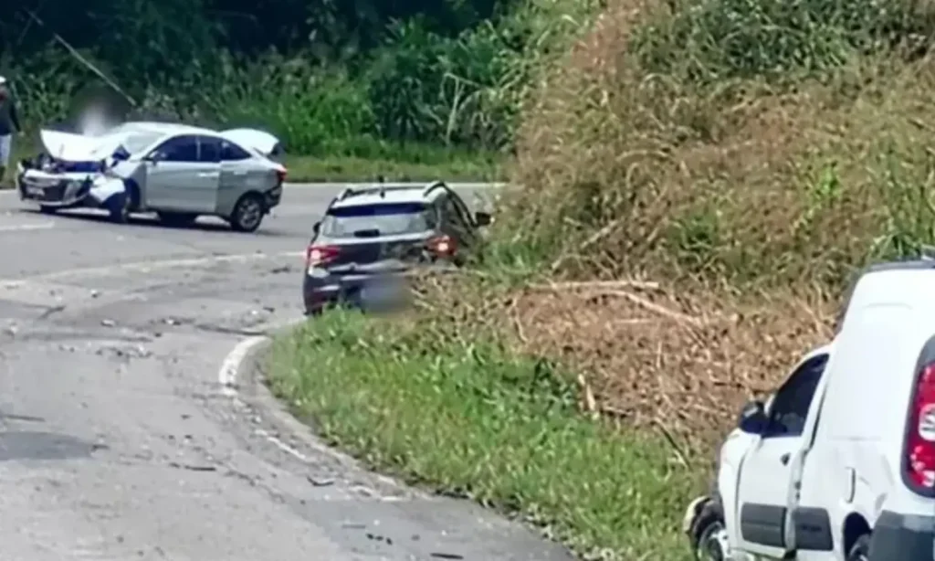 Caminhão perde os freios e provoca engavetamento com seis veículos em Coronel Pacheco 9 acidente em coronel pacheco zona da mata