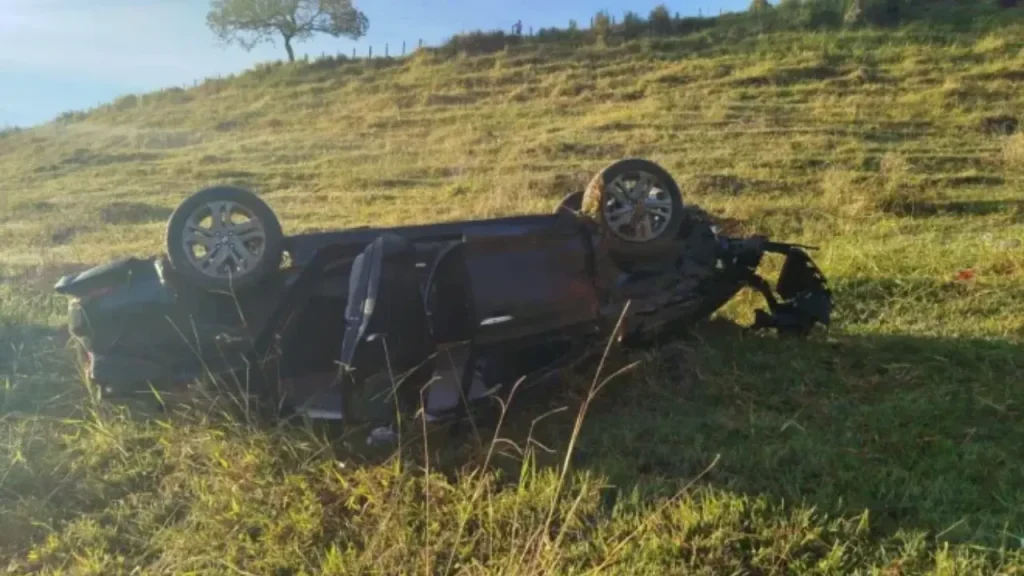 Duas mulheres morrem após carro capotar na BR-482, em Fervedouro 3 acidente em fervedouro