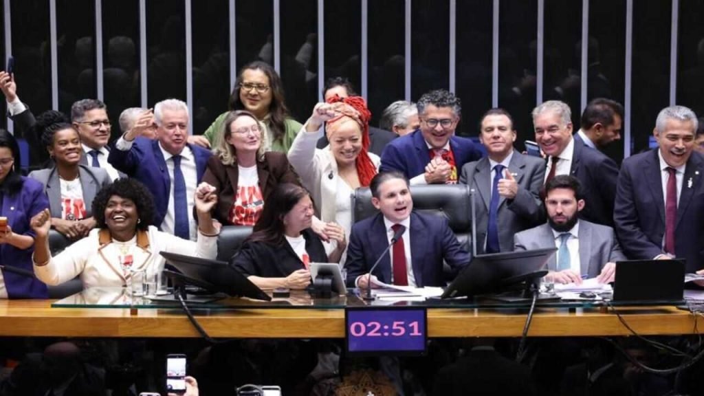 Câmara aprova PEC que reduz jornada de trabalho e prevê fim da escala 6x1