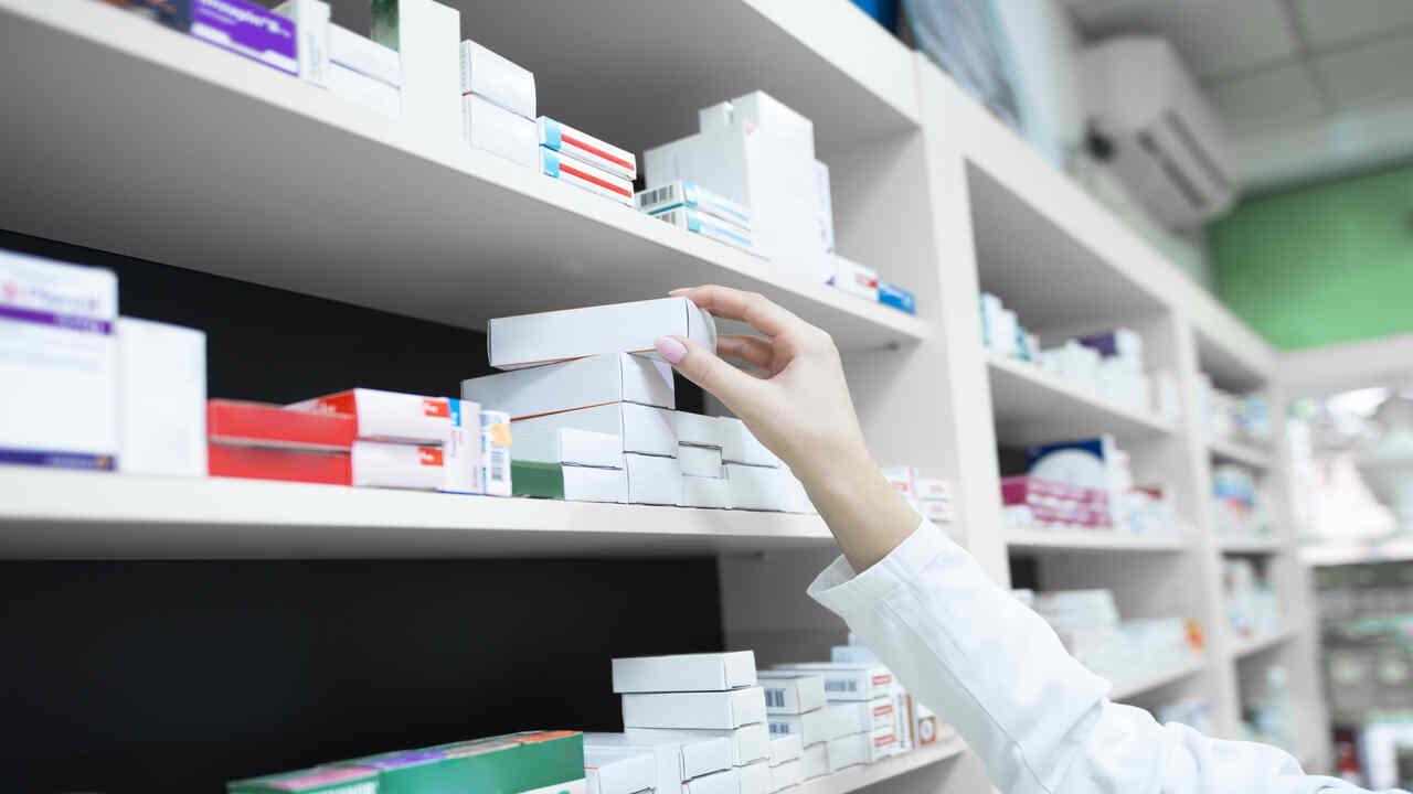 Fiscalização interdita venda de medicamentos controlados em drogarias de Juiz de Fora após irregularidades